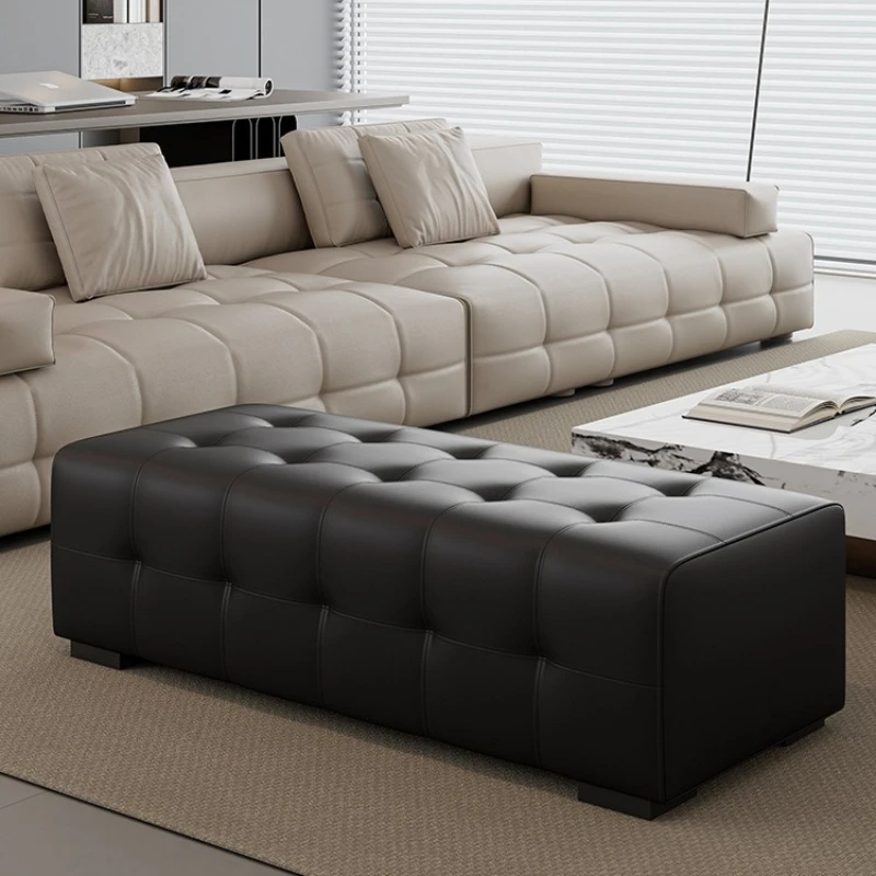 مقعد تغيير الأحذية الجلدية الإيطالية البسيطة بجانب السرير ومرحاض ومتجر الملابس وغرفة المعيشة المصممة