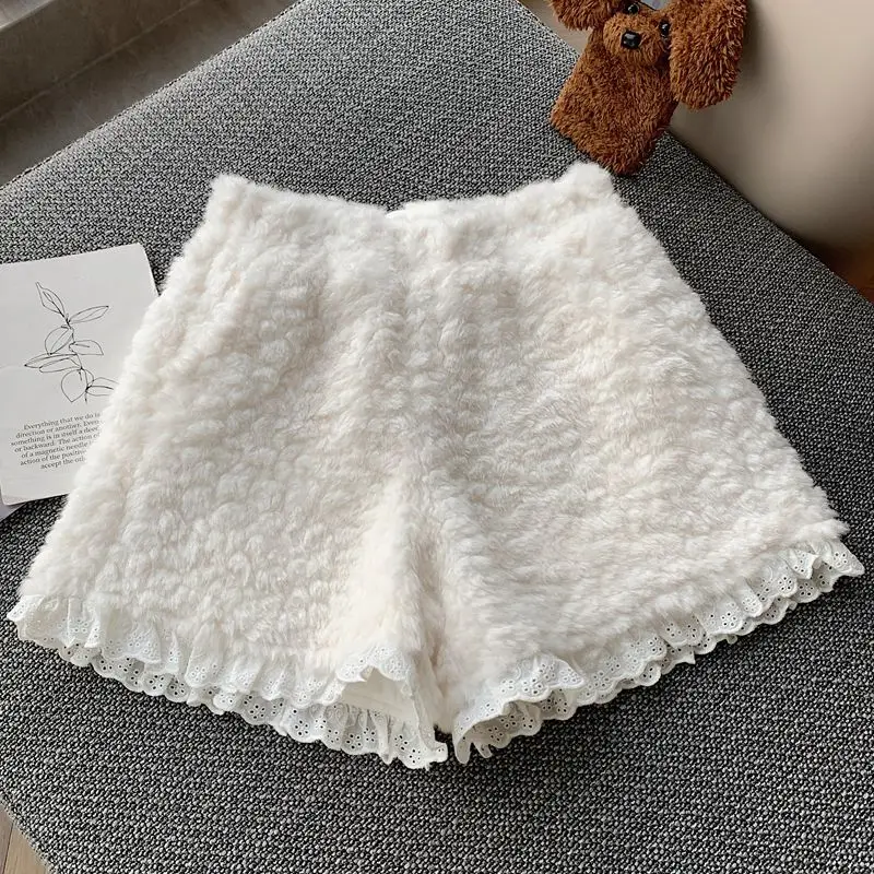 กางเกงขาสั้นทรงเอ แต่งขอบลูกไม้ ขนเฟอร์ สำหรับผู้หญิง สไตล์ลำลอง ทรงบูทคัท ช่วยให้ดูผอม  ใหม่ล่าสุดสำหรับฤดูใบไม้ร่วงและฤดูหนาว