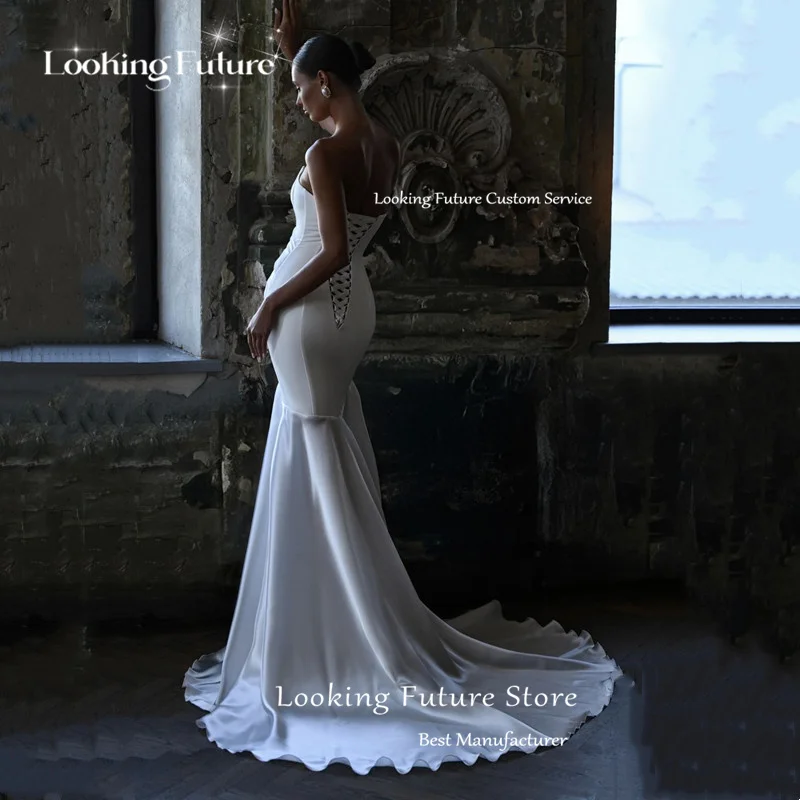 شاطئ حورية البحر الأبيض الساتان فساتين زفاف 2026 مثير عارية الذراعين حمالة الطية الجانب الشق بسيط بلا أكمام ذيل محكمة فستان زفاف