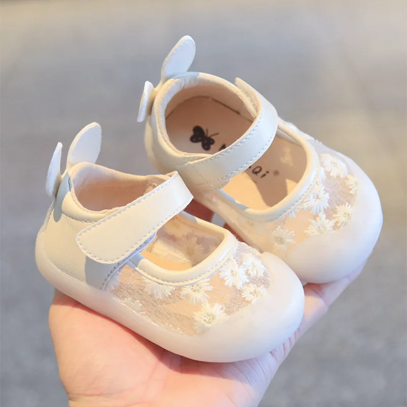 Sandalias planas para bebé y niña, zapatos de princesa de malla con flores, de fondo suave, antideslizantes, para primeros pasos, novedad de verano