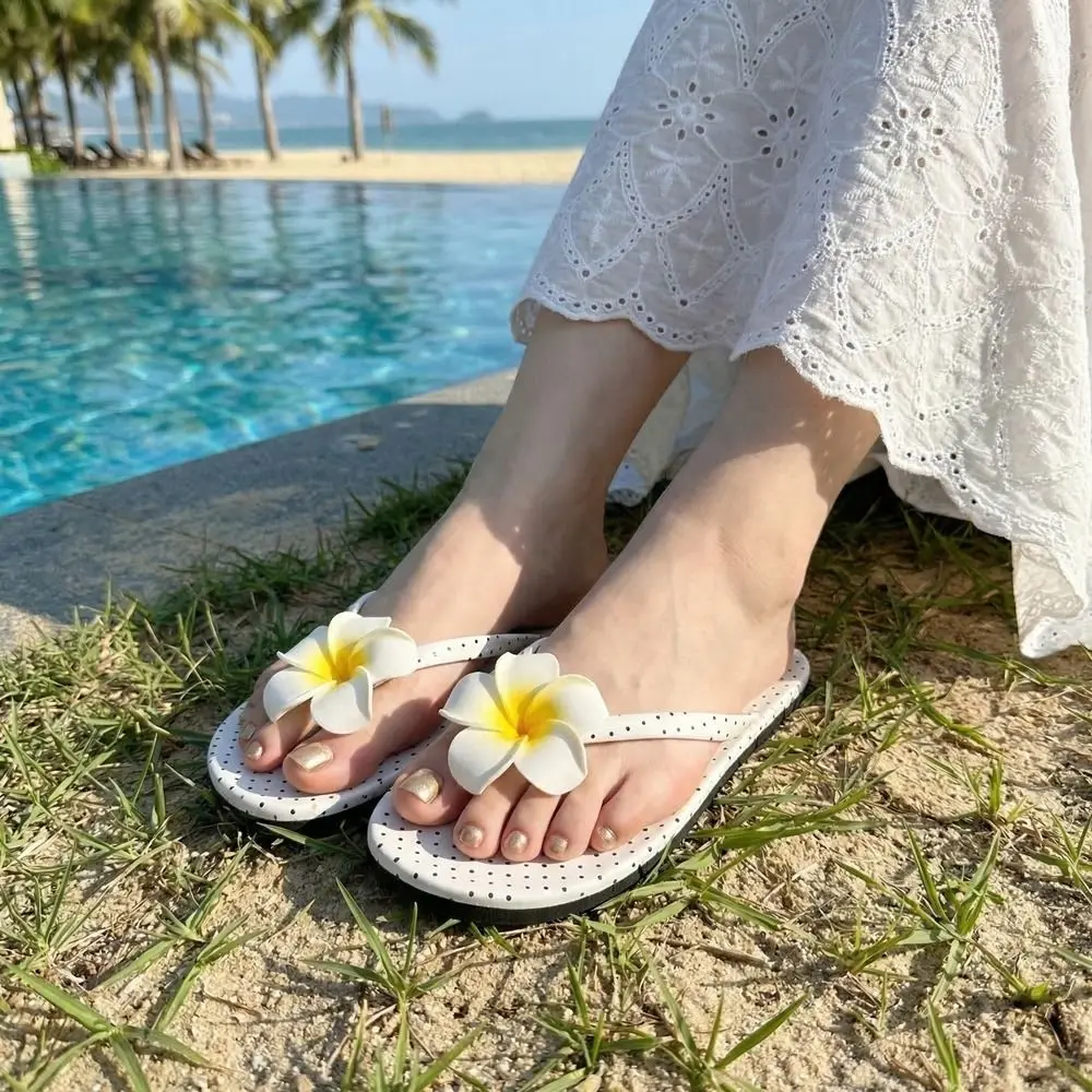 

Милые летние тапочки с цветочным принтом, элегантные пляжные женские сандалии, нескользящие шлепанцы в горошек с цветами для пляжа