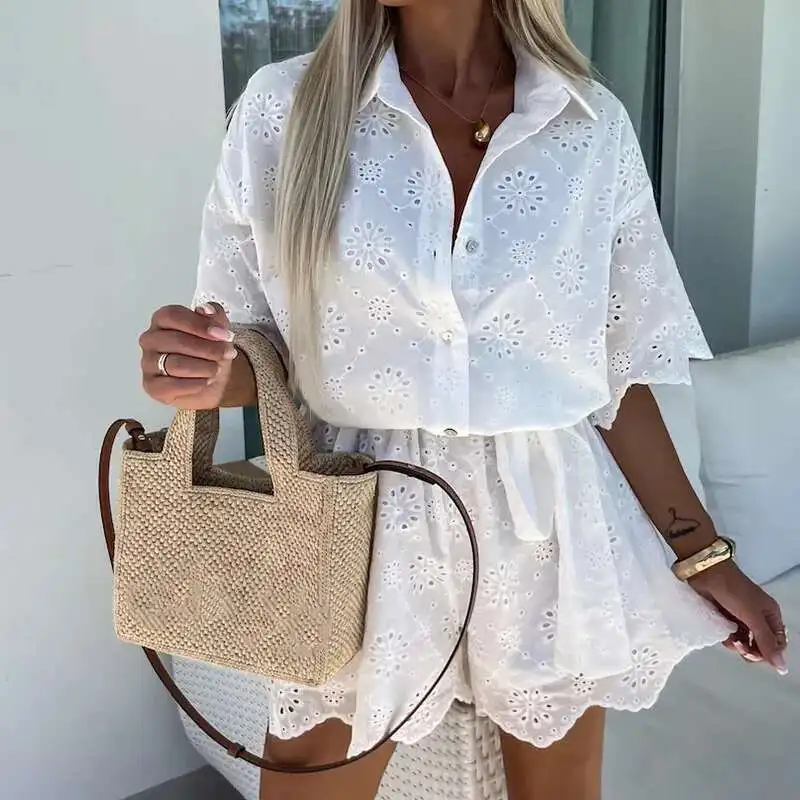 جديد الصيف الأبيض عارضة التلبيب السراويل Playsuits مثير المطرزة جوفاء قميص بذلة السيدات أزياء من الدانتل حتى عطلة رومبير
