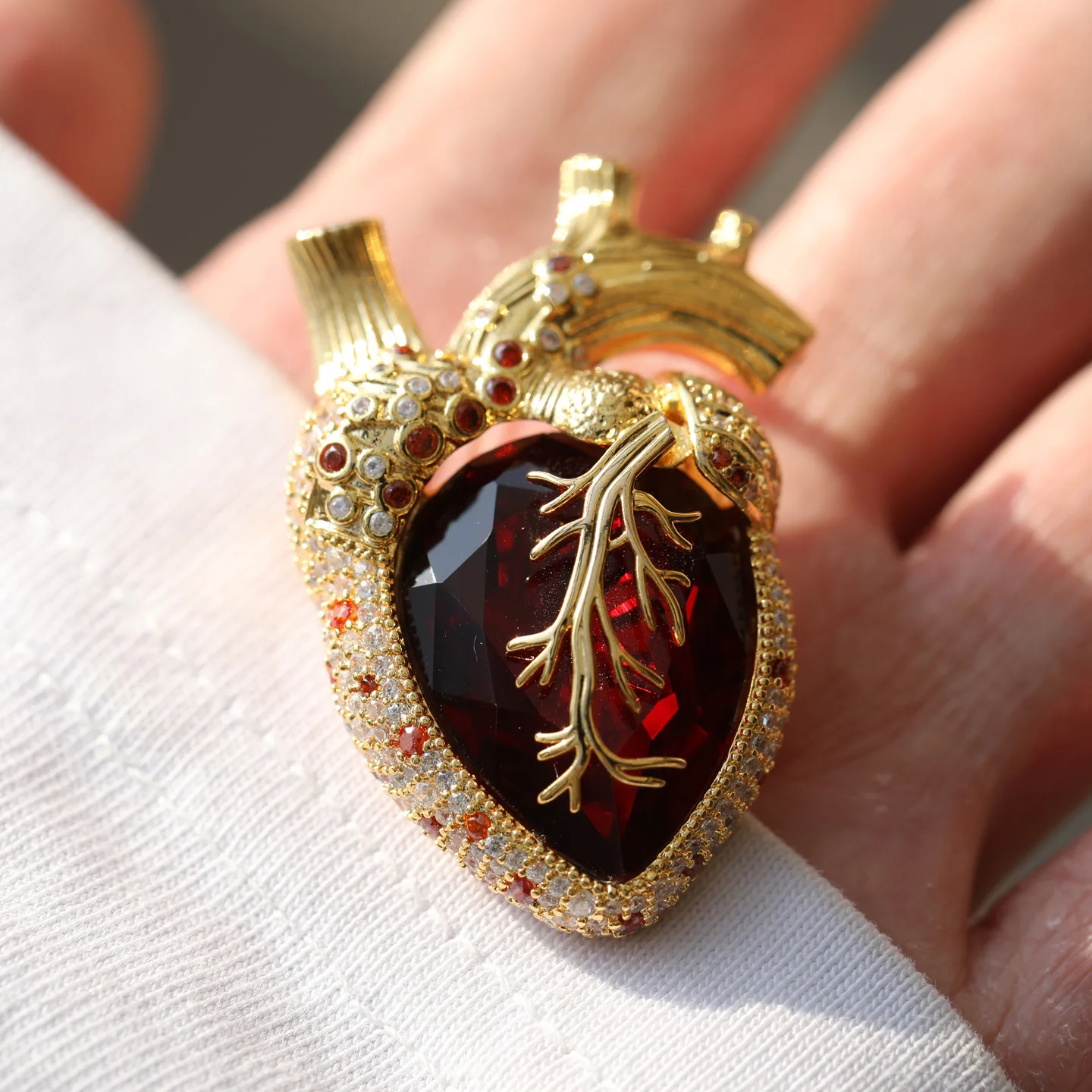Advanced Sense Demon Heart Crystal Heart Brooch