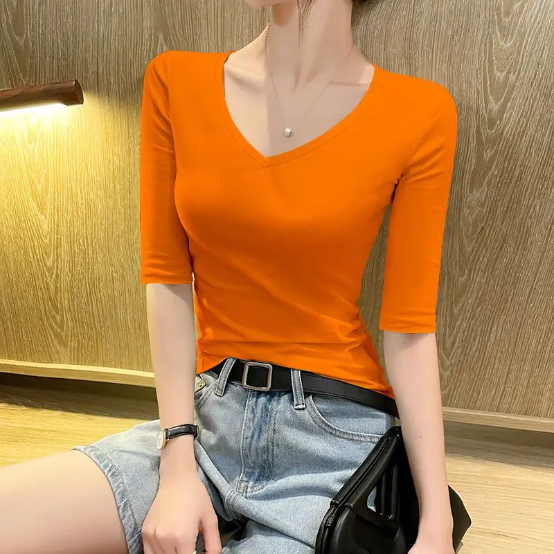 قميص سفلي داخلي مناسب برقبة على شكل حرف V للتخسيس، لون خالص أخضر بأكمام سبعة أرباع