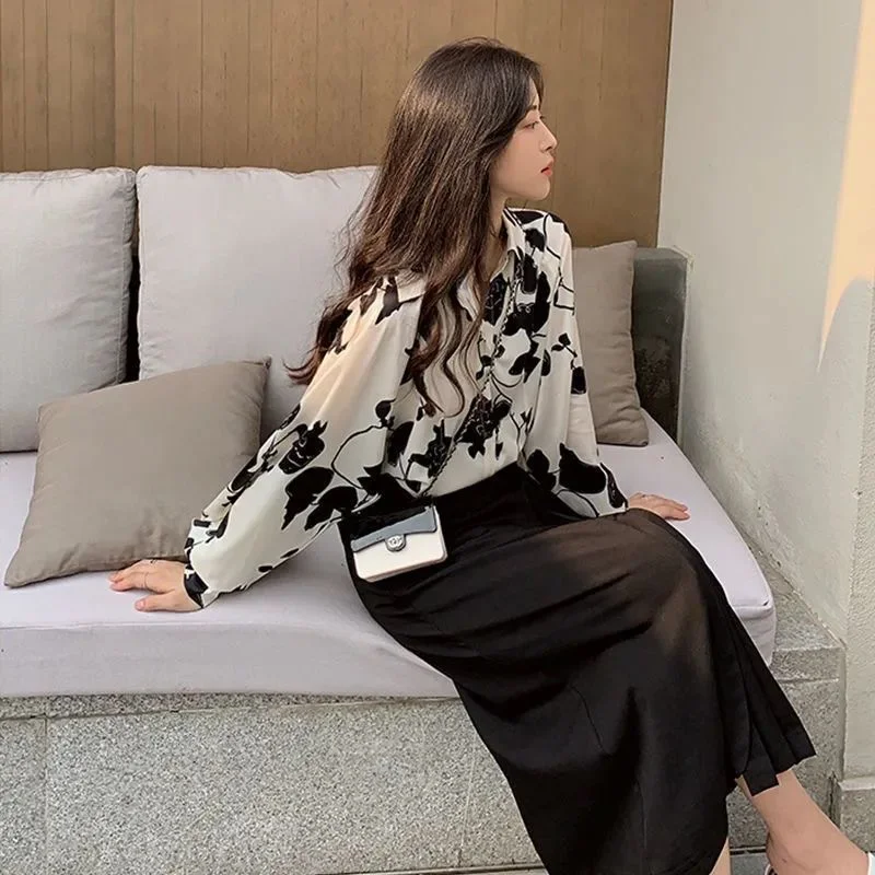 تصميم قميص نسائي عصري كبير الحجم بأكمام طويلة مزين بالزهور