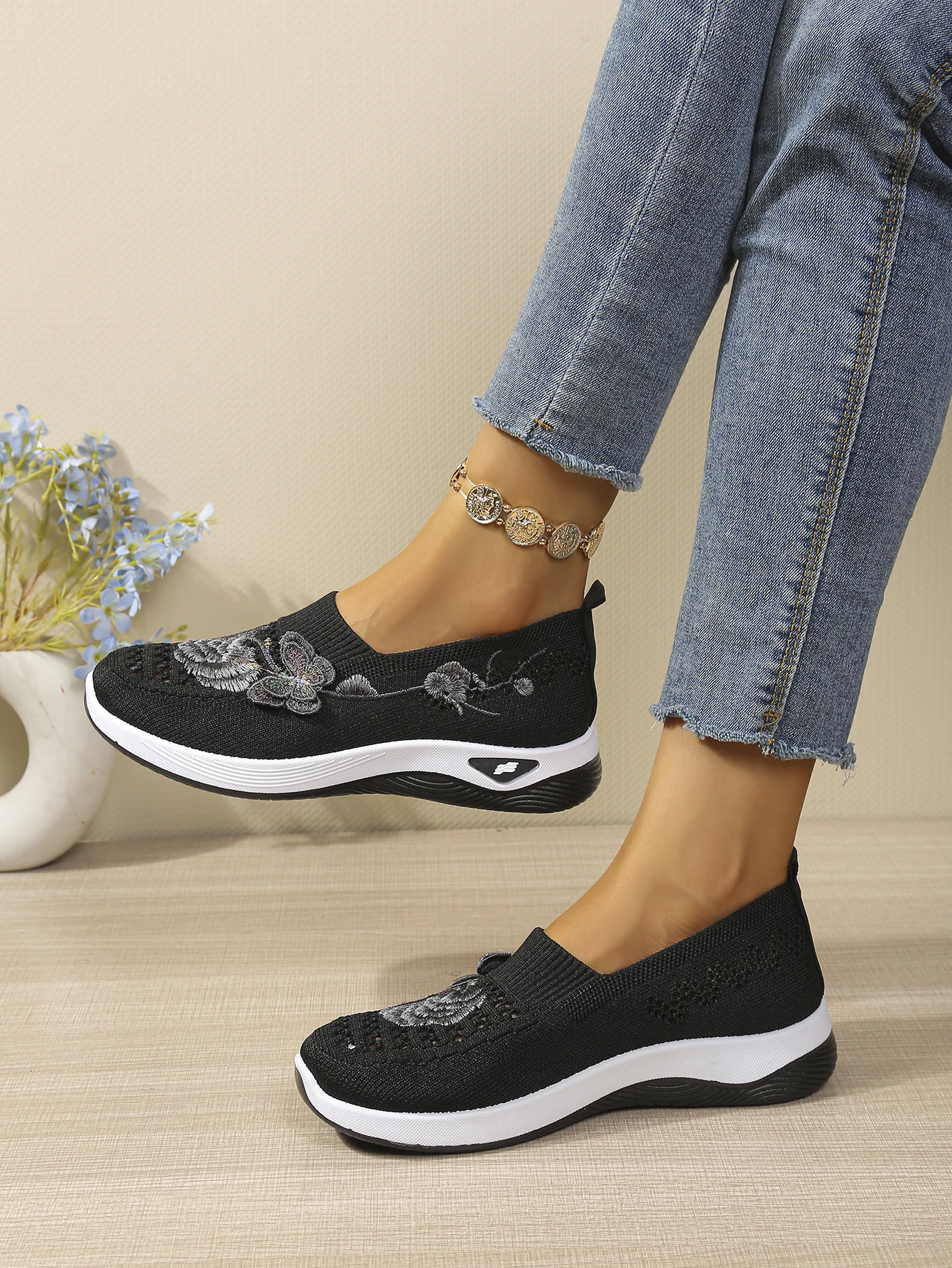 Weiche Damen-Sandalen mit geschlossener Zehenpartie, Blumenstickerei, hohles Netzgewebe, zum Hineinschlüpfen, Keilabsatz, ultraleicht, für den täglichen Spaziergang, Damenschuhe – Detail 2