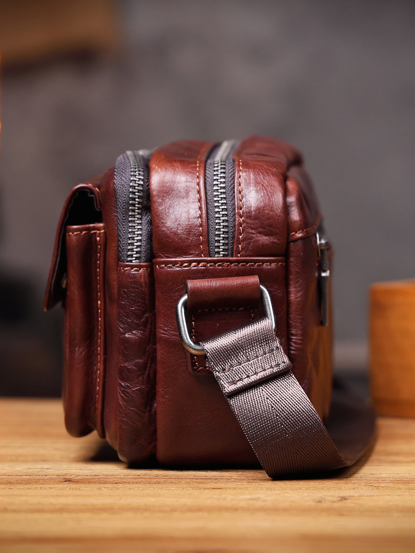Echte Leder-Brusttasche für Herren, Casual-Umhängetasche aus Rindsleder, Modische Handyhülle, Pflanzlich gegerbtes, gerafftes Leder – Detail 20