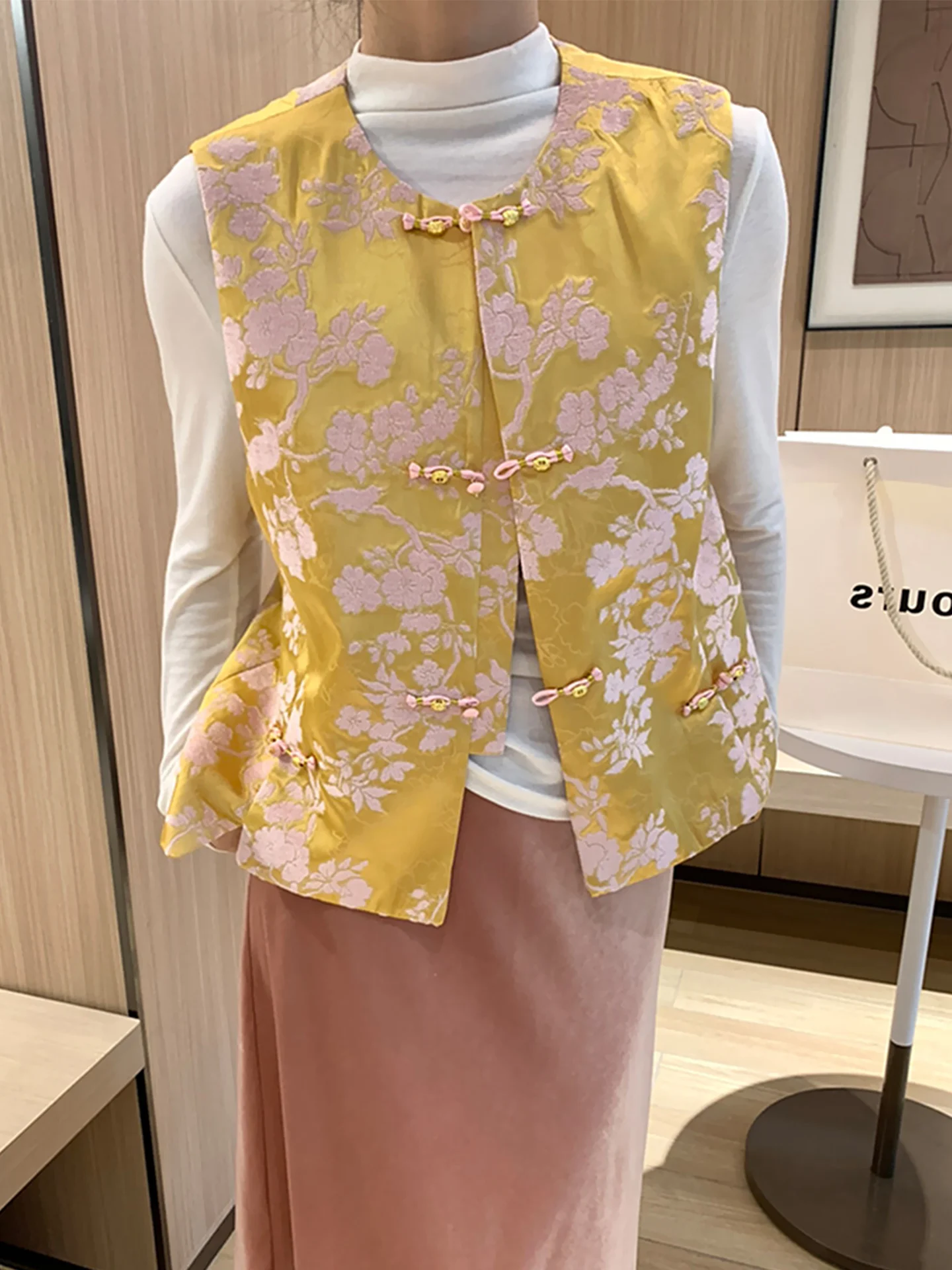 

Новая китайская модная женская жилетка с вышивкой и пуговицами, с эффектом обожженных цветов, утепленная, зимняя коллекция