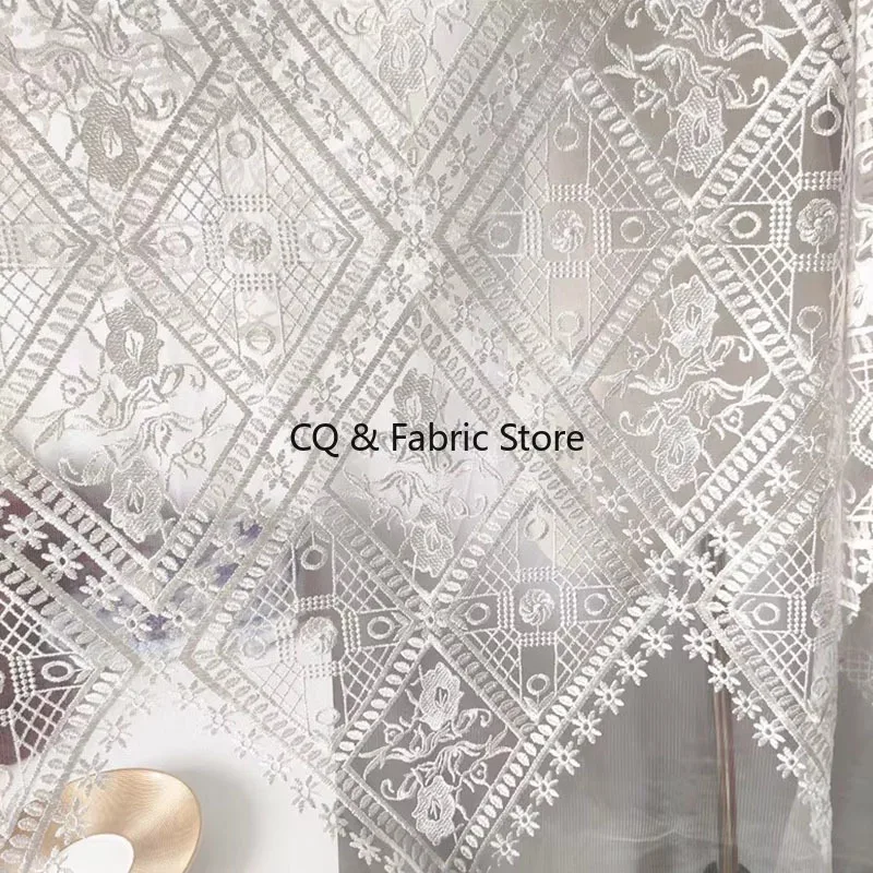 Tkanina koronkowa z haftem o geometrycznym wzorze, dodatki do sukni ślubnej, tkanina od projektanta.