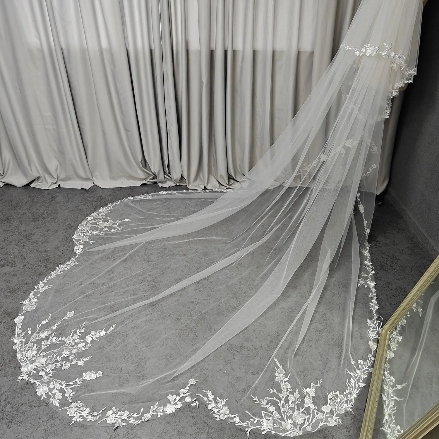 ผ้าคลุมเจ้าสาวแบบสั่งทำพิเศษ 2 ชั้น พร้อมชายกระโปรงทรงเมอร์เมด ผ้าคลุมเจ้าสาวแบบยาวทรง Cathedral พร้อมหวี ผ้าคลุมเจ้าสาวลูกไม้สีงาช้างพร้อมผ้าคลุมหน้า