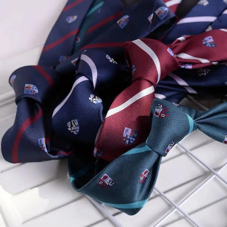 Krawat w paski z logo JK, styl uniwersytecki, brytyjski, ręcznie wiązany, pasujący do koszuli studenckiej na ukończenie szkoły