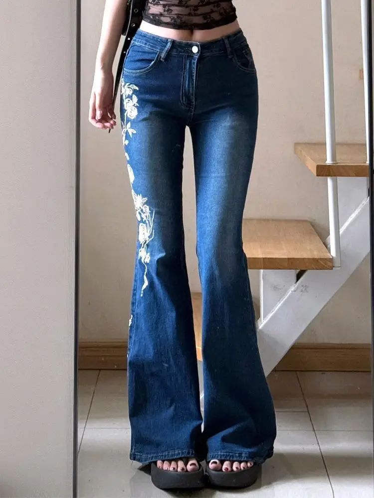 Jeans blu con ricamo floreale Y2k anni 2000 Jeans svasati vintage a vita bassa Jeans slim fit da donna Pantaloni in denim streetwear moda