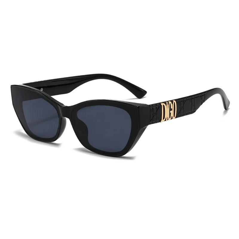 Quadratische Brille im europäischen und amerikanischen Vintage-Stil mit dekorativen Rahmenbändern. Geeignet für den Alltag, Straßenfoto