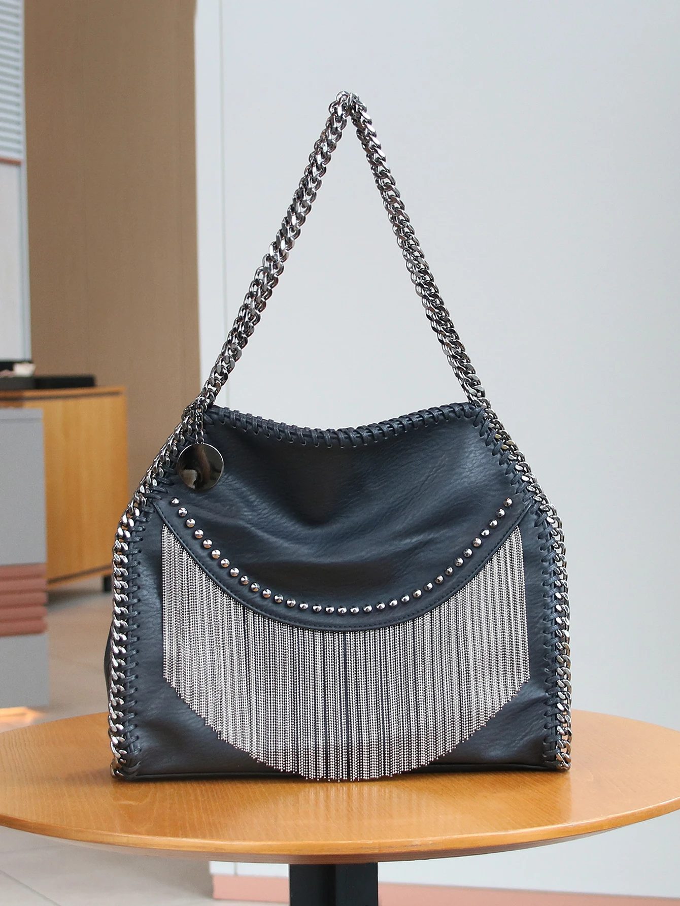 

Chain bag ladies 2025 autumn retro fashion trend high sense shoulder bag large capacity commuter handbag niche design rivet tass