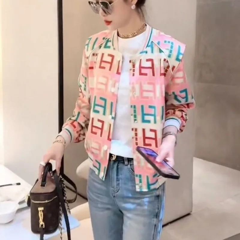 Modna i ekskluzywna kurtka baseballowa 2025, nowa jesienna różowa kurtka rozpinana z literami i zamkiem błyskawicznym.