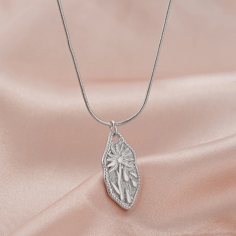 Classical design engrave daisy pendant necklace irregular fashion and simple collar chain high-end wedding jewelry gifts