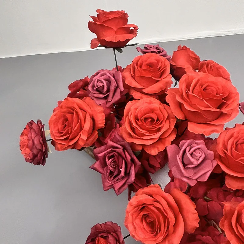 Burgunderrote künstliche Rosenblume, Hochzeitsläufer, Blumenarrangement, Bühnenhintergrund, Blumentischdekoration, Partydekoration, Requisiten – Detail 2