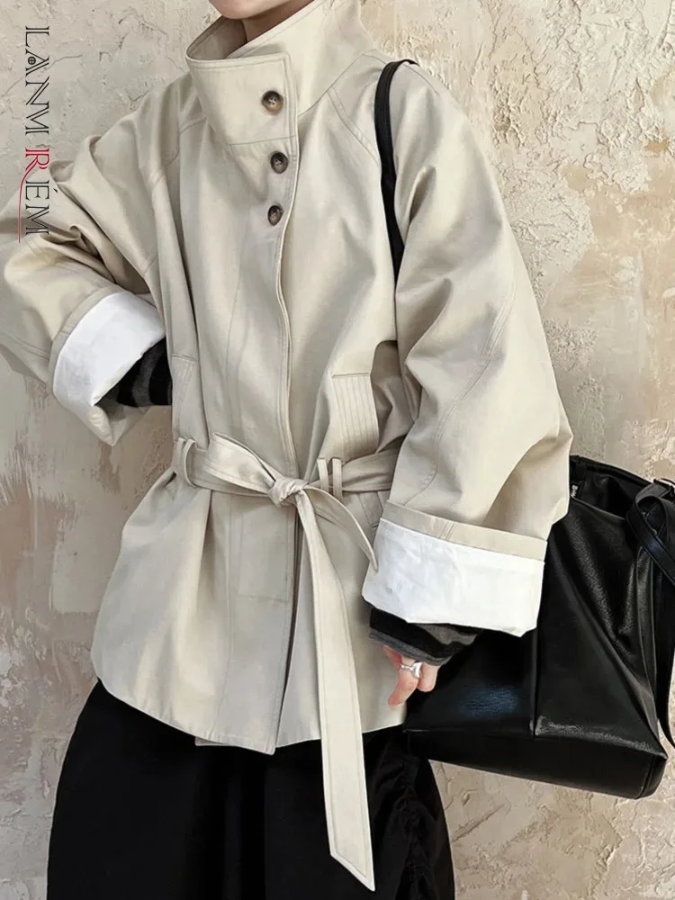 

[LANMREM] Lace-up Gathered Waist Trench For Women Stand Neck Single Breasted Long Sleeve Windbreaker 2025 Spring New 26C210