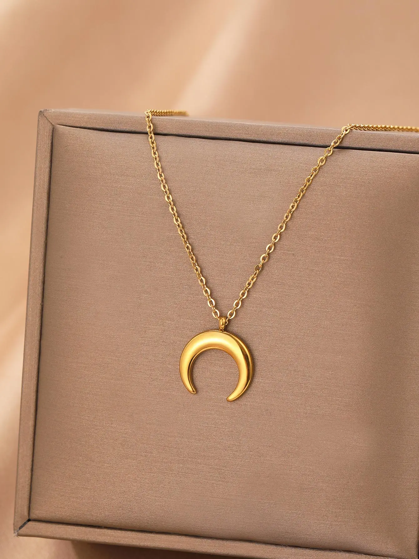 Stainless Steel Necklaces Elegant Moon Pendant Collar Chain Korean Fashion Light Luxury Necklace For Women Jewelry Banquet Gifts