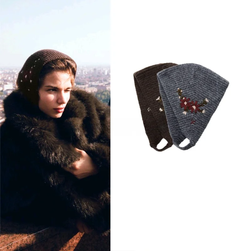 

Новая осенне-зимняя женская вязаная шапка с вышивкой в стиле пэчворк цветочного цвета Blo Faionable для поездок на работу средней длины из полиэстера