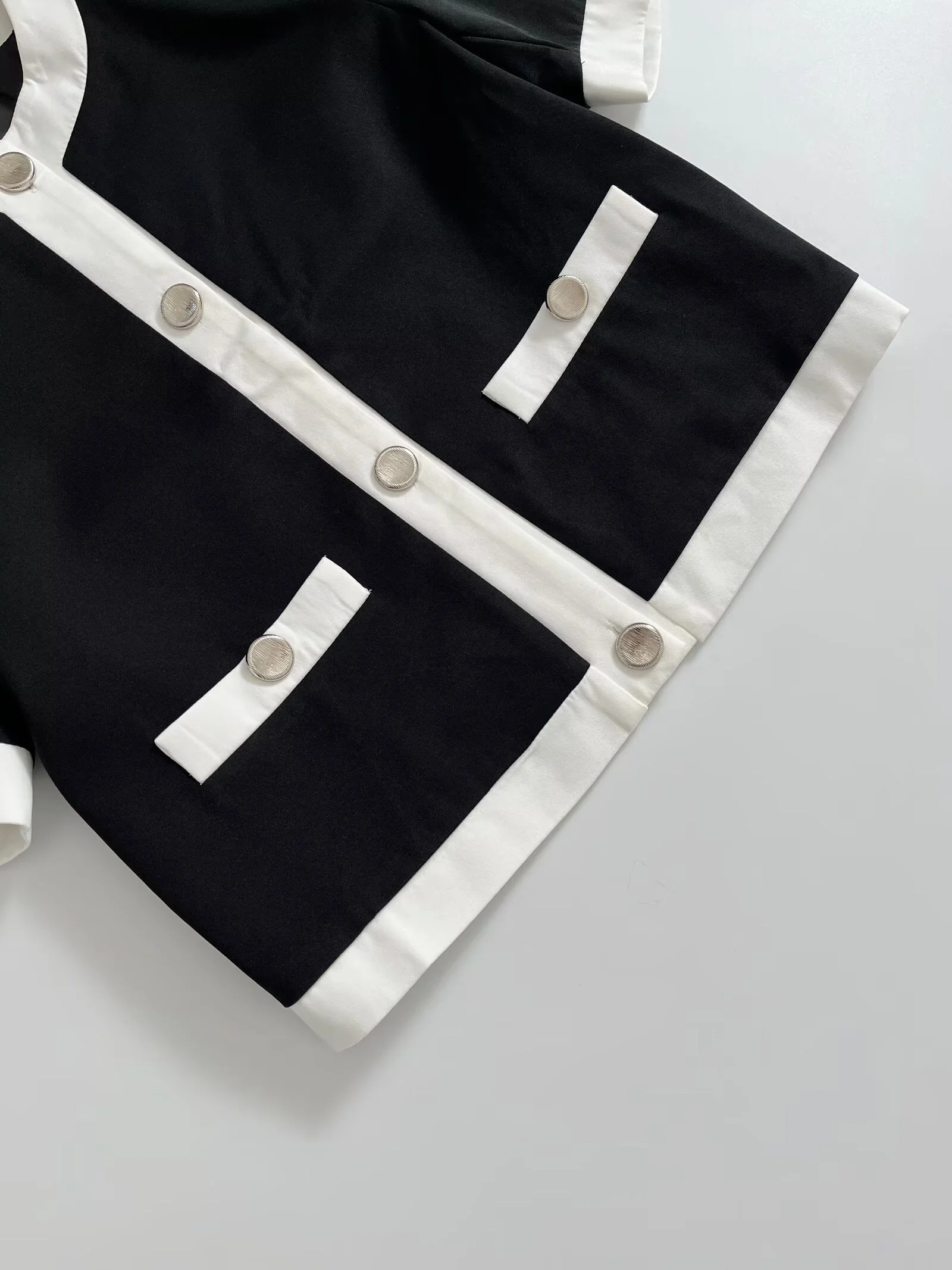 DEEABAE 2025 ملابس نسائية جديدة لخريف 2025 على الطراز الأوروبي والأمريكي سترة ضيقة بألوان متباينة ورقبة مستديرة وأكمام قصيرة #4