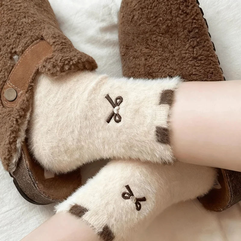 4 Paar dicke und warme Mid-Tube-Socken mit Cartoon-Tier-Schleifenmuster für Damen im Herbst und Winter, geeignet für den Innenbereich – Detail 3