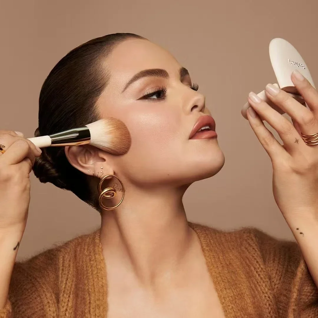 Zeldzame schoonheid True To Myself getint geperst afwerkingspoeder Direct vervaging Glad Verminder glans en verstelbare make-up met natuurlijke afwerking