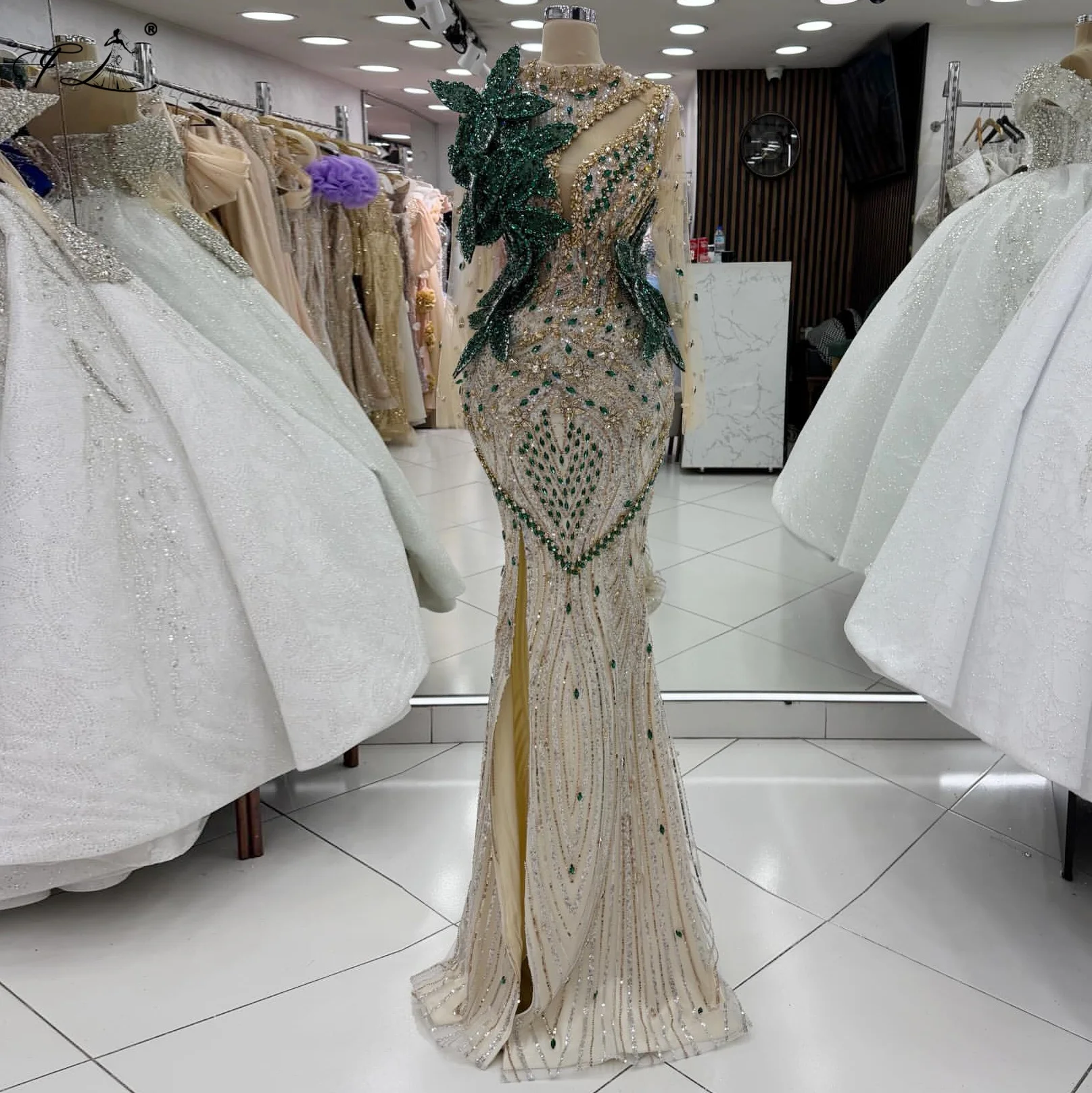 Vestido de Noche Glamuroso Vintage Verde con Gemas Doradas, Vestido Floral de Sirena con Abertura, Vestido de Cóctel de Alta Gama Personalizable para Fiestas
