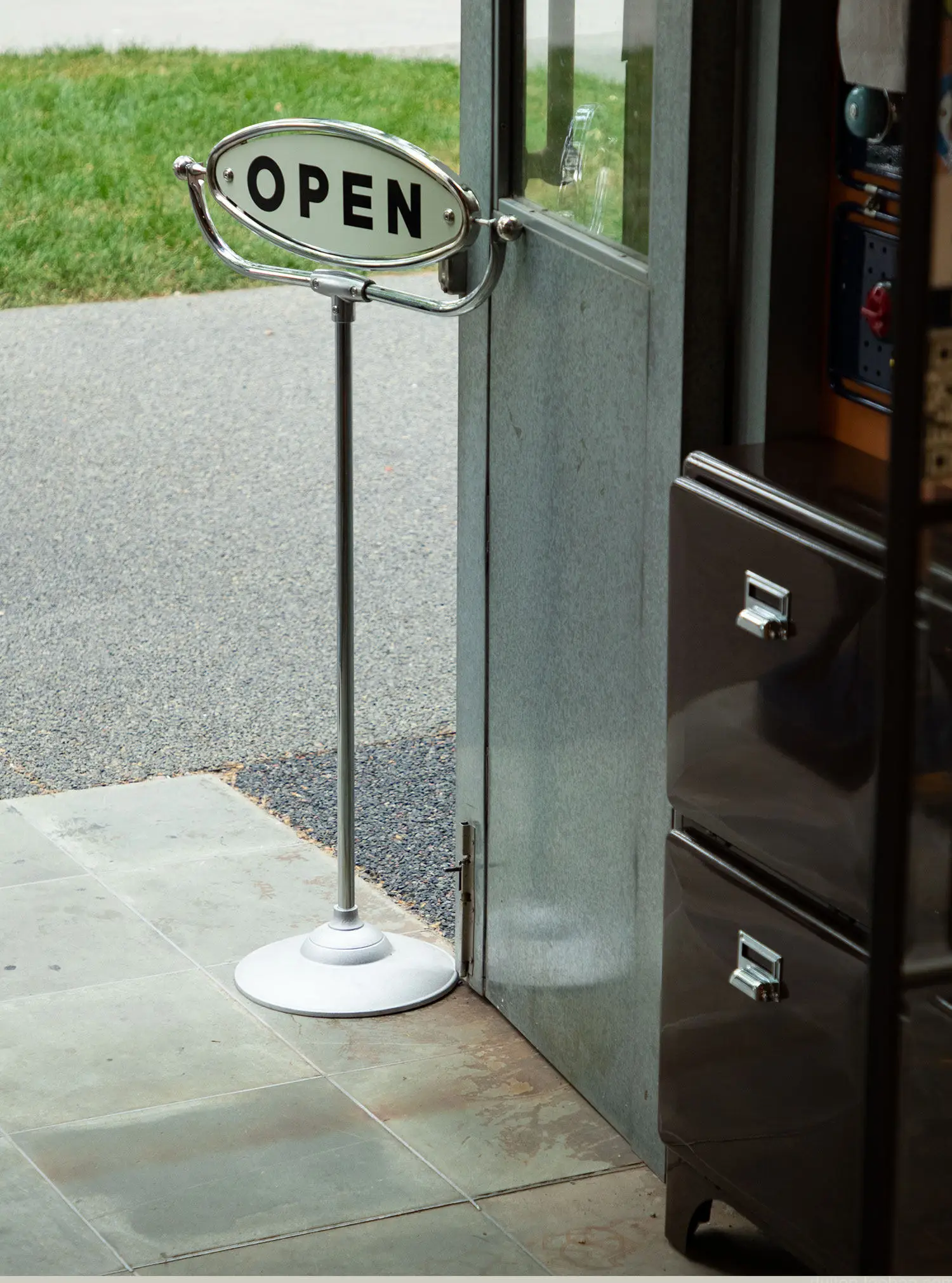 Metal on/off stand bracket, flip double-sided outdoor business reminder shelf