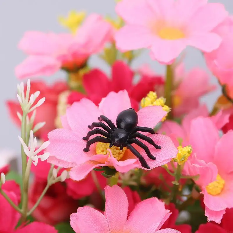 Y08d 50 pcs kecil plastik hitam laba -laba palsu mainan lucu lelucon prank prank Halloween deco