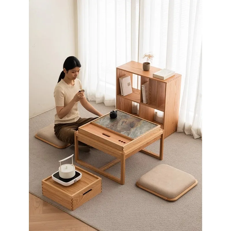 Mesa de té pequeña con balcón de madera maciza.