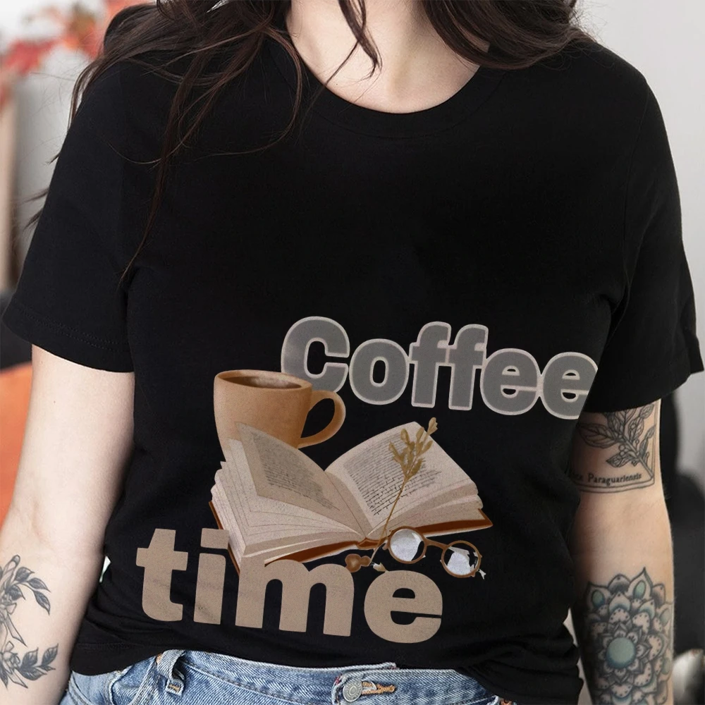 Camiseta gráfica Coffee Time com estampa de livro Y2K Tecido macio relaxante com cafeína e aconchegante para visual casual com tema de lazer
