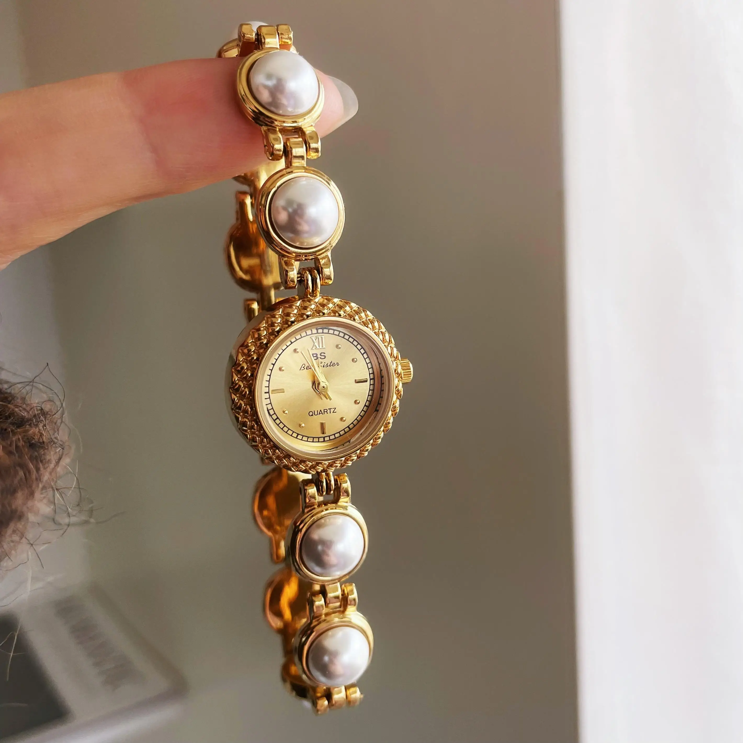 Retro-style, elegant, pearl bracelet watch for women; fashionable women's watch; birthday gift; watch accessory; women's gift.