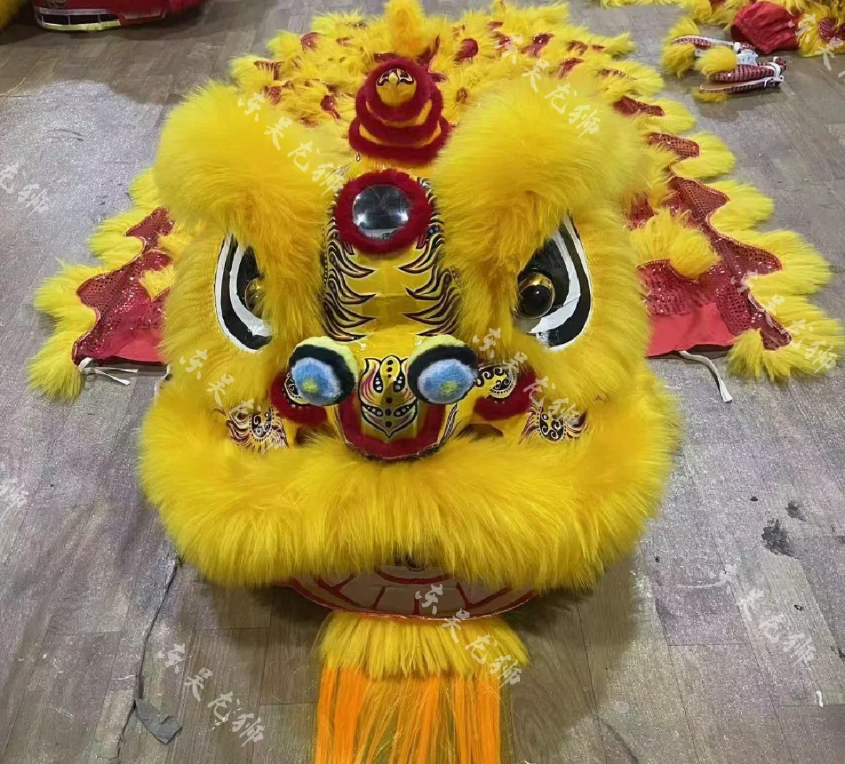 

Lion Dance Mascot Costumes Chinese Folk Parade Yellow Wool Southern Lion Outfits for Halloween Xmas Carnival Fancy Advertising