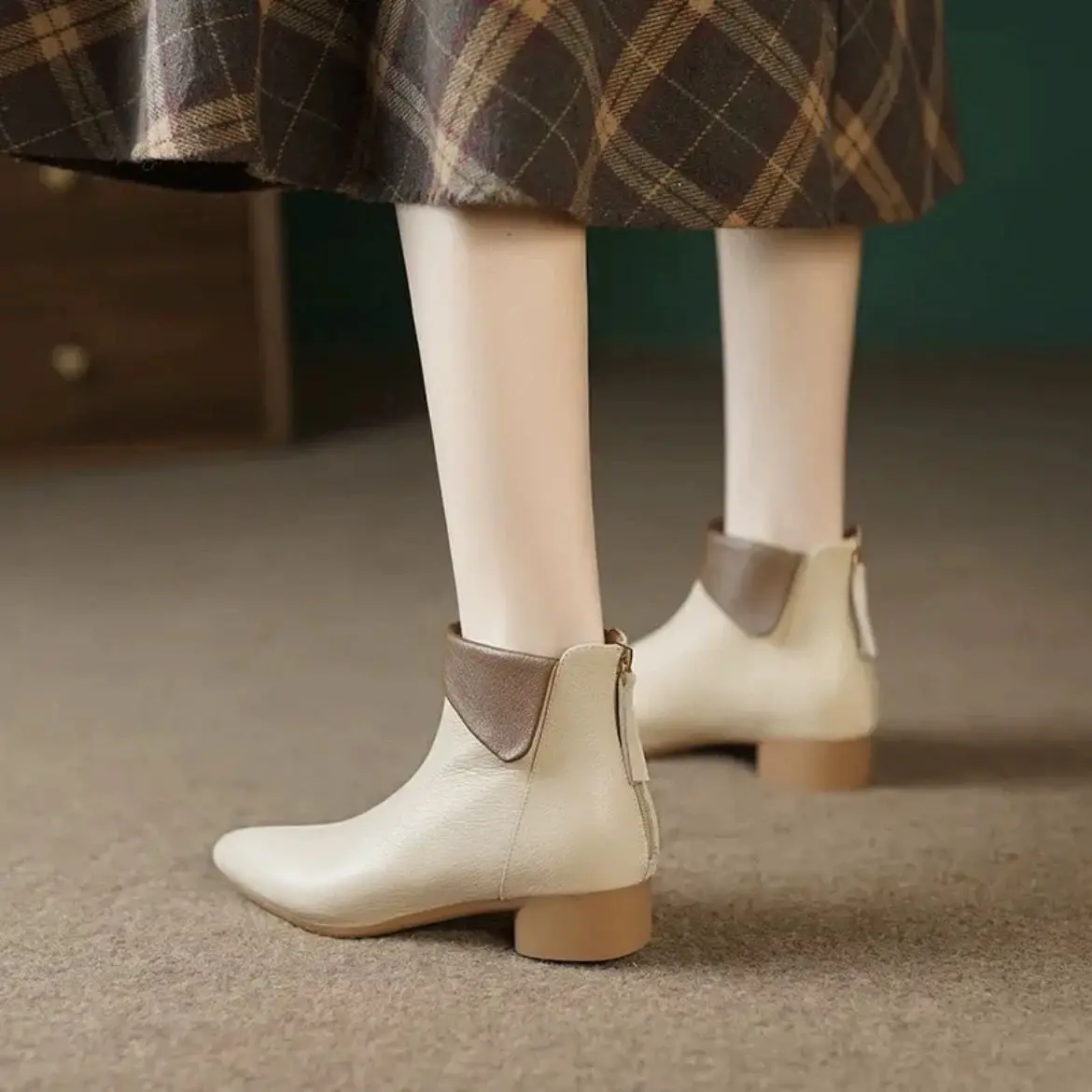 

Кожаные ботильоны на молнии. Легкие осенне-зимние женские короткие туфли. Удобные и элегантные женские ботильоны из искусственной кожи.