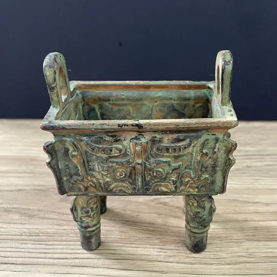 Antique bronze ware old pulp square beast tripod, retro cultural and play collection square incense burner aromatherapy tripod s