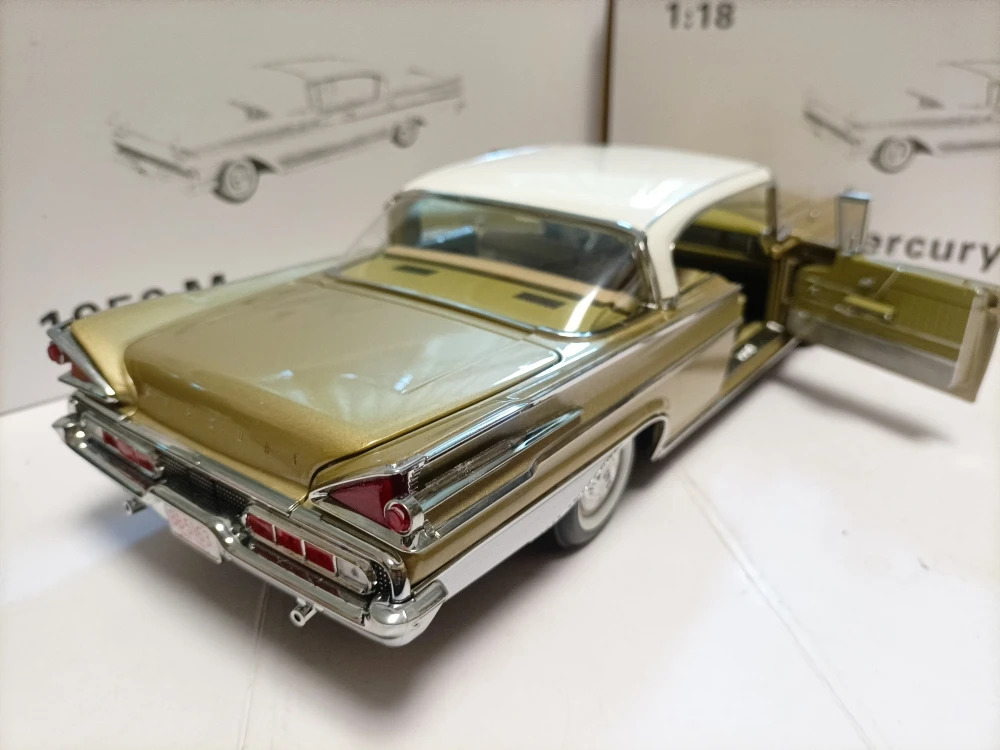 SunStar 1:18 Mercury ParkLane 1959 Vintage Car Simulation Limited Edition All Open Alloy Metal Static Car Model Toy Gift