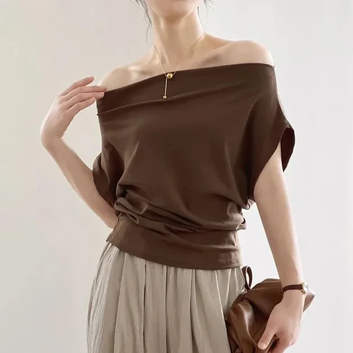 Imagen 2 del producto Camiseta francesa con hombros descubiertos para mujer, blusa negra asimétrica con cuello oblicuo a la moda, Top informal plisado Chic coreano para mujer