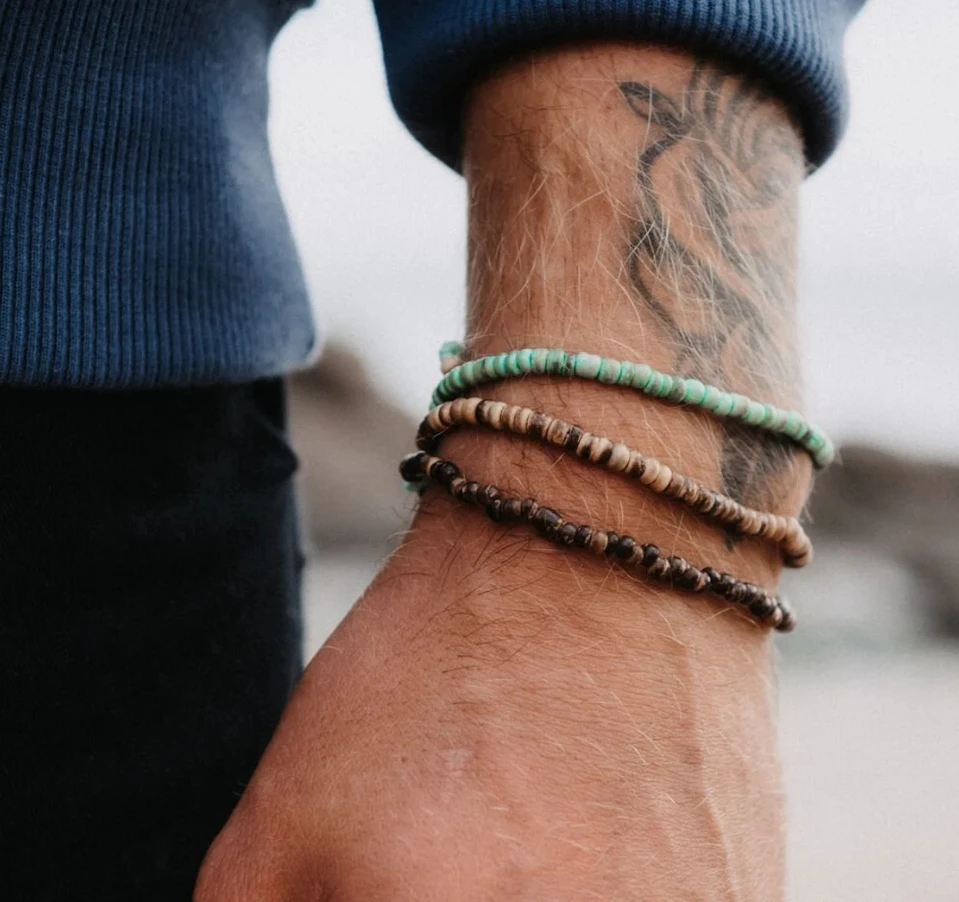 Pulsera de concha de coco con cuentas de madera de estilo festivo, pulsera bohemia versátil con cuentas de sentido para personas mayores, pulsera de cáscara de coco para hombre