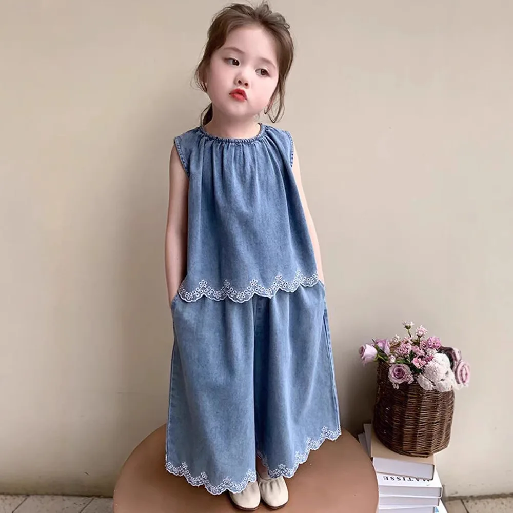 

Новый джинсовый костюм в корейском стиле для девочек, стильный комплект из двух предметов с вышивкой, повседневный и универсальный комплект для девочек от 2 до 8 лет.