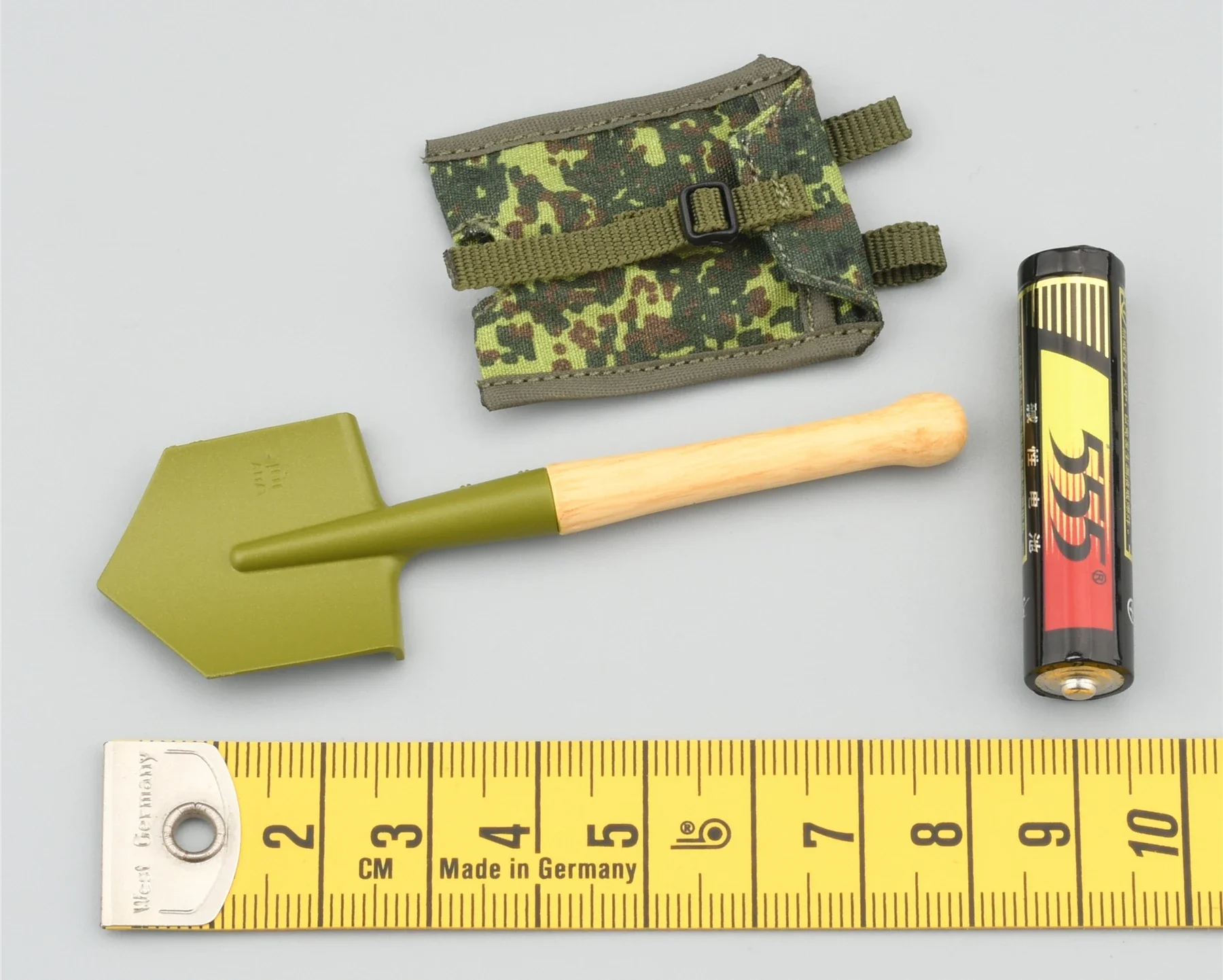 DAM 78097 1/6 Scale Soldier Shovel and Sleeve Model for 12'' Russian