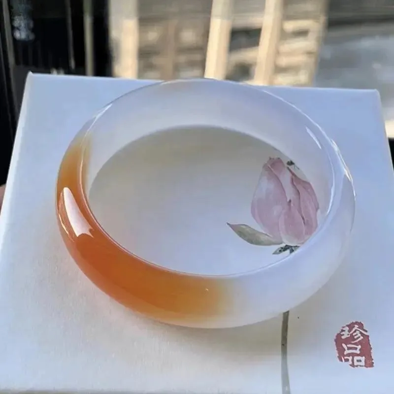 

Браслет из агата и халцедона средней широкой плоской полосы с одним укусом сахара и постепенным изменением