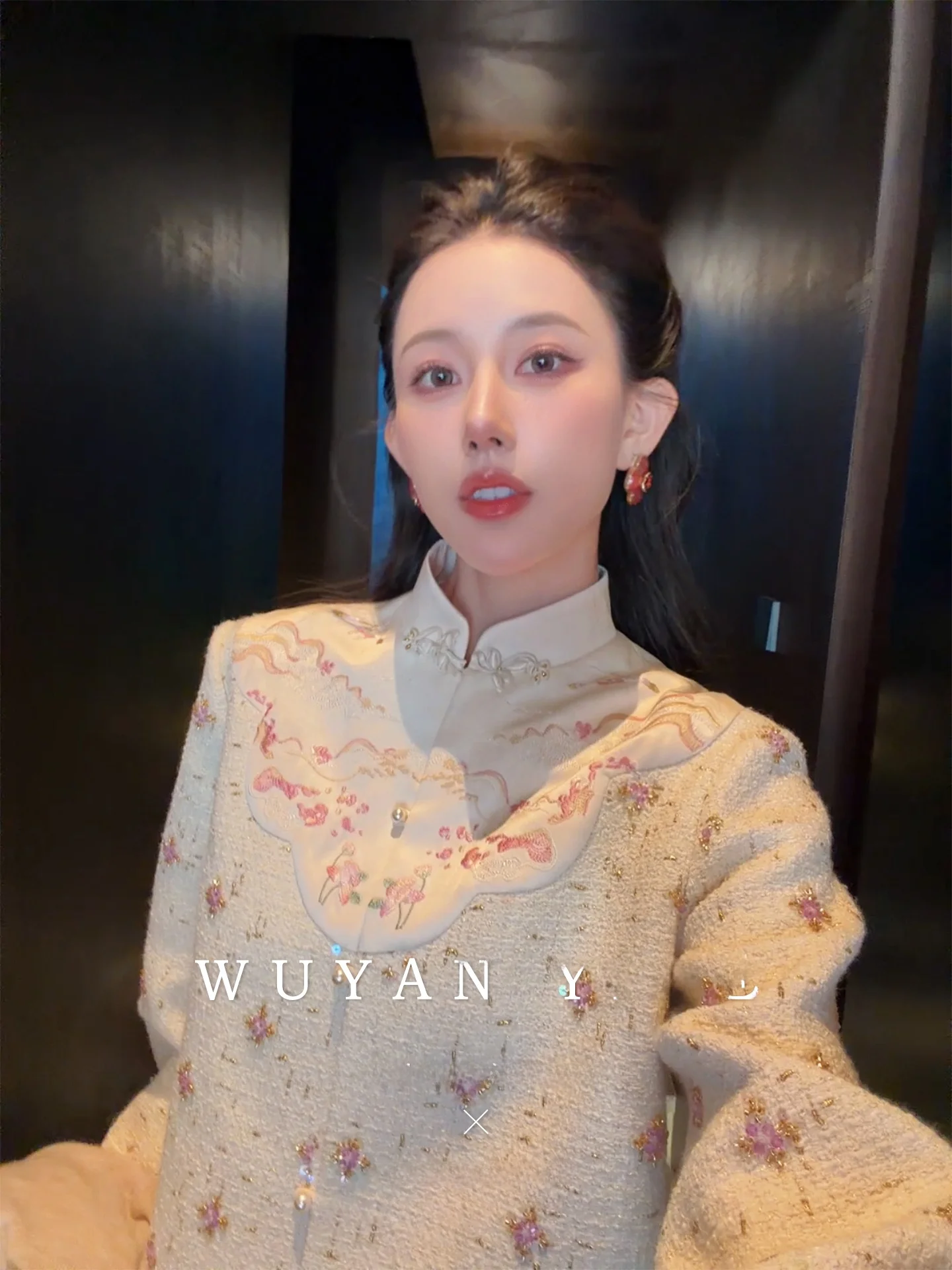 

Комплект в китайском стиле: шерстяная верхняя одежда с вышивкой жемчугом и тяжелой строчкой, а также юбка с цветочным узором (No Aesthetic One ain【Floral Str】)