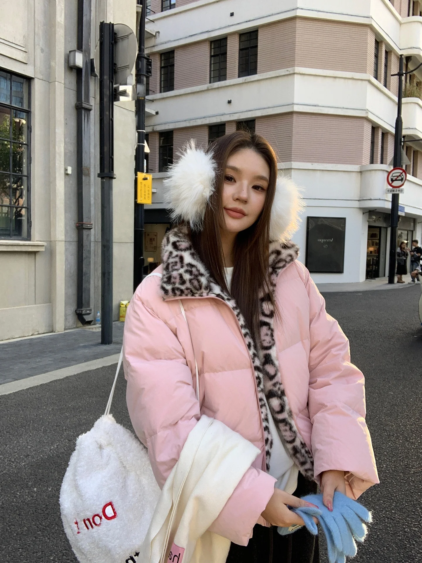 レッドセレブリティスタジオ レディース ショートピンクダウンジャケット 2025年新作 冬ファッション 90%ホワイトダックダウン 暖かくスタイリッシュなアウターウェア