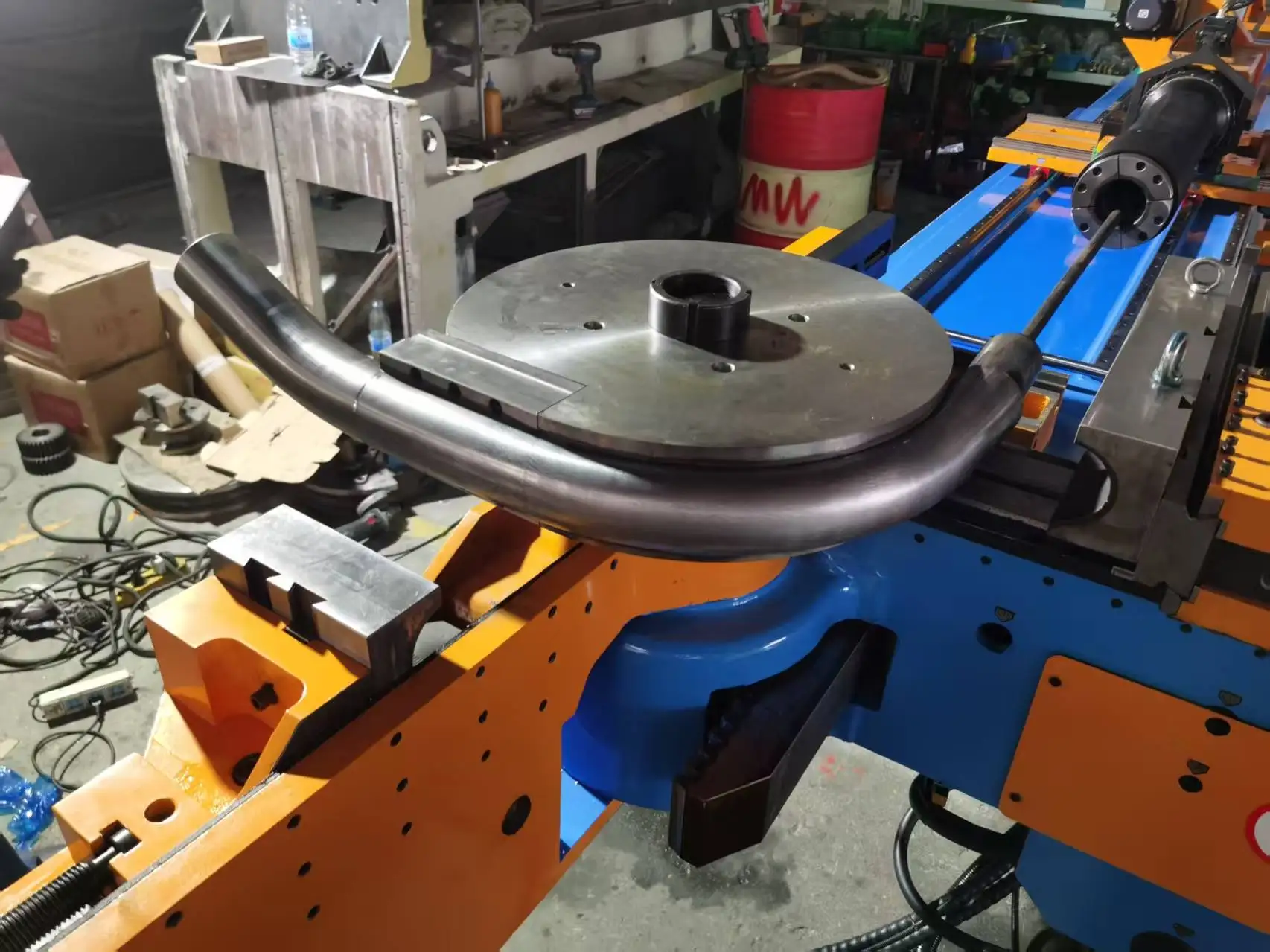 เครื่องดัดขึ้นรูปท่อและโปรไฟล์แบบอัตโนมัติ ใช้ระบบไฮดรอลิก มอเตอร์ CNC สำหรับดัดลวดเหล็ก อลูมิเนียม และเหล็กกล้าไร้สนิม  ใช้งานง่ายและเป็นมิตรต่อการใช้งาน