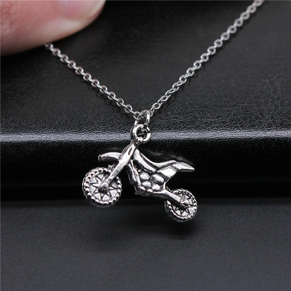 Prosta klasyczna moda 22x17mm antyczne srebro kolor wisiorek motocyklowy dziewczyna kobiety krótki łańcuszek naszyjniki Choker naszyjnik