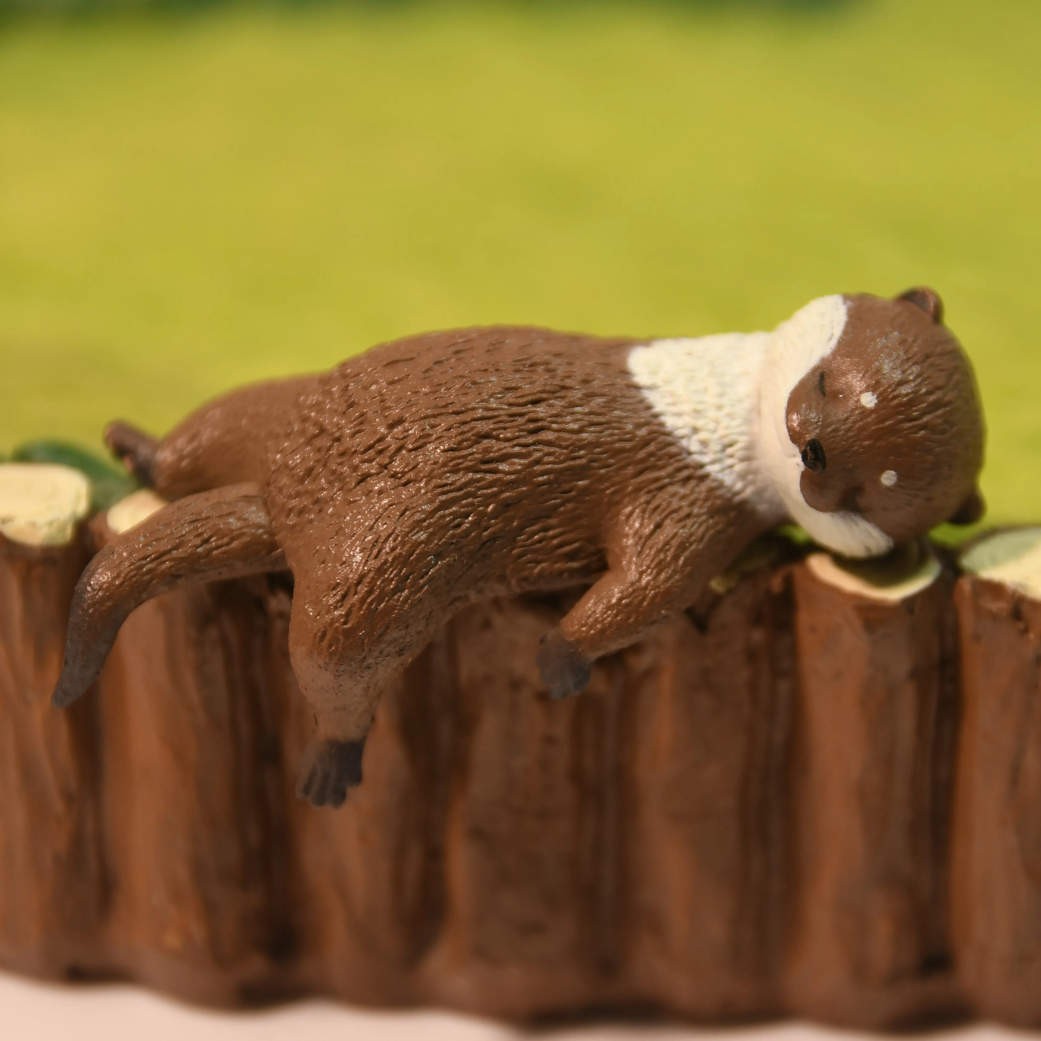 Zabawki kapsułkowe Yell, urocze leniwe małe otory morskie odpoczywające na krawędzi po południu, leżące, machające pyszczkiem, siedzące, figurki ozdobne zwierząt.