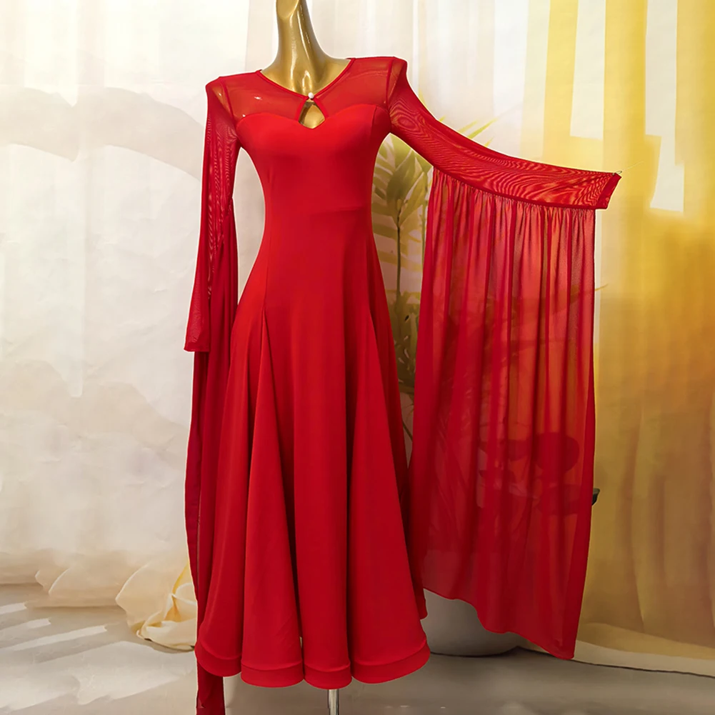 Strój dla damskiego zespołu tanecznego, czerwona sukienka do ćwiczeń tańca towarzyskiego, jasnoniebieska sukienka do walca, czarna sukienka z dużymi rękawami.