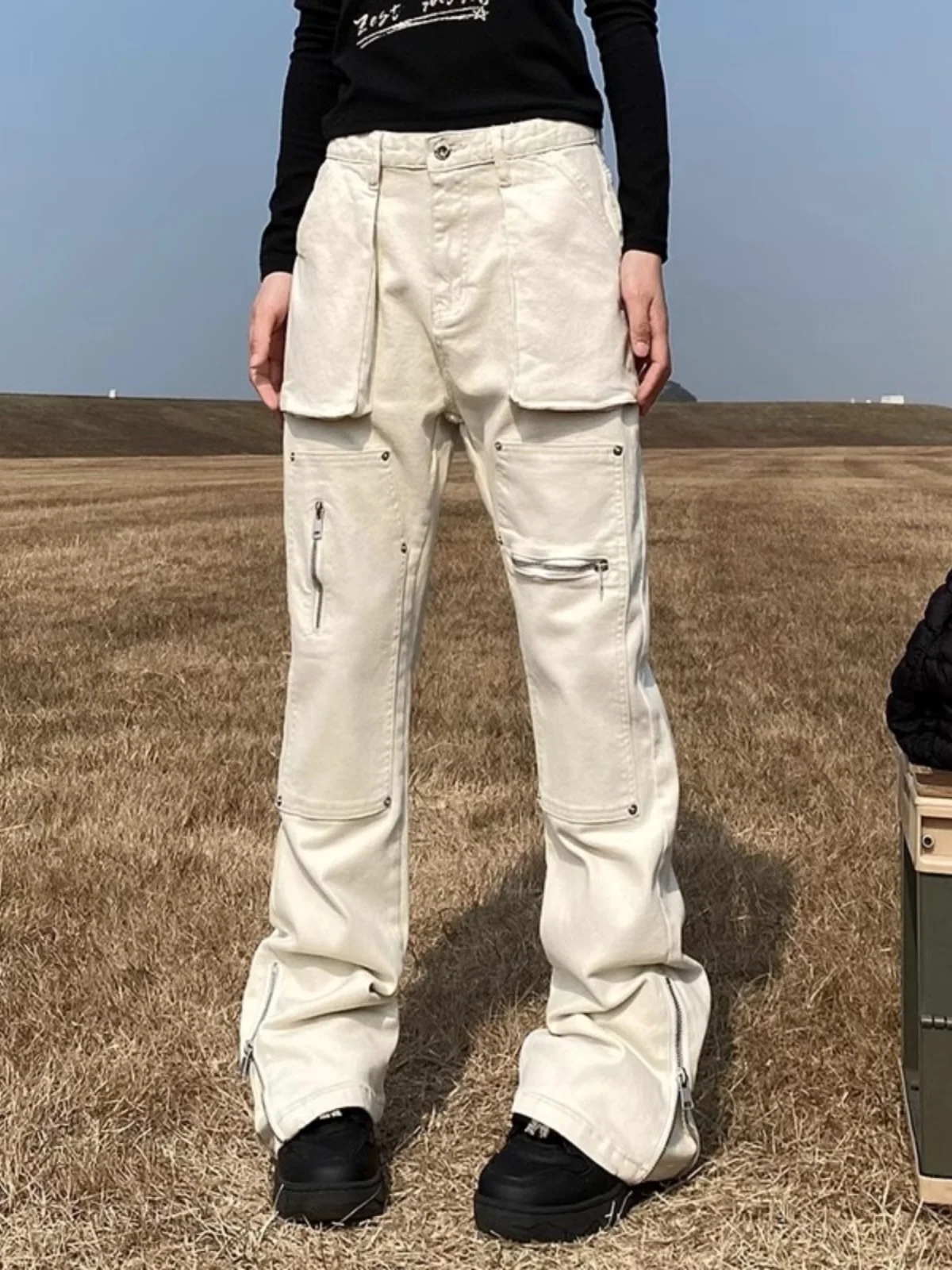 

Джинсы-клеш из светло-бежевого денима с функциональными молниями и разрезами, в стиле Cleanfit, повседневные, удлиненные, для американского стиля.