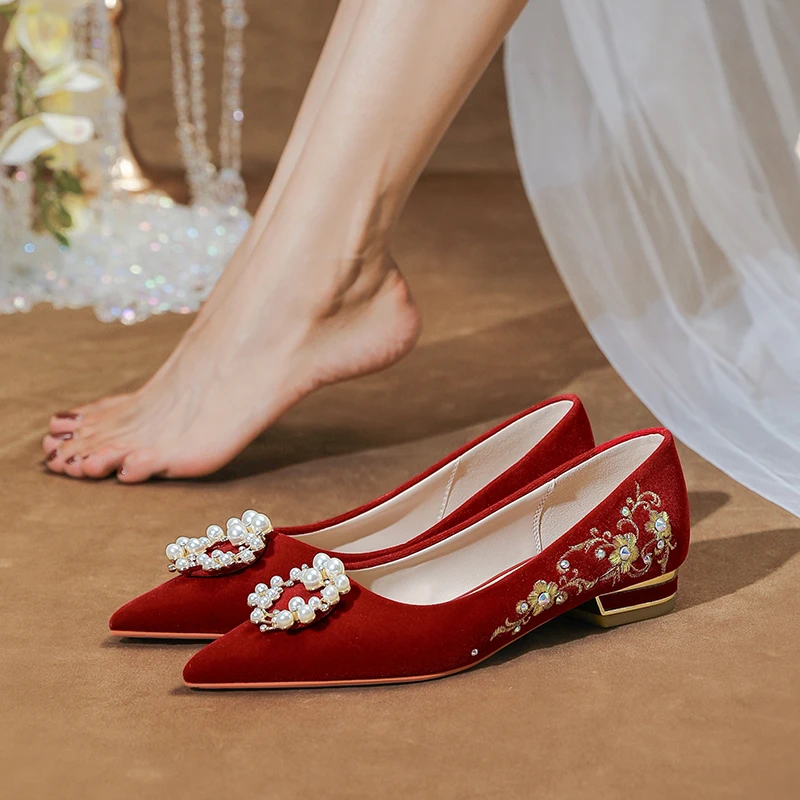 

Flat Wedding Shoes Chinese Retro Embroidery Flower Bride Dress Pumps Pearl Cycle Buckle Confortable Toast Single Shoes Low Heel